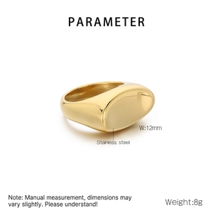 Dettaglio anello in acciaio placcato oro 18k largo 12mm con specifica del peso di 8g