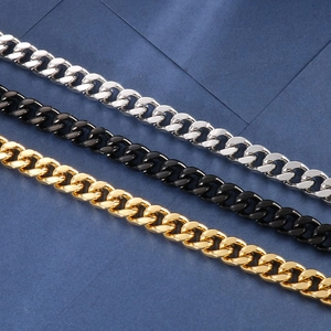 Vue détaillée de chaînes cubaines en acier inoxydable finitions argent, noir et or