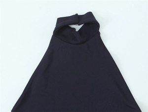 Détail du col licou bleu marine avec fermeture à bouton unique sur un tissu lisse