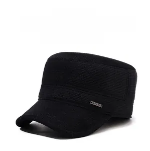 Dettaglio del cappello con paraorecchie, logo Sport in metallo e trama a maglia