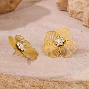 Dettaglio degli orecchini a fiore in acciaio al titanio con perle e zirconi