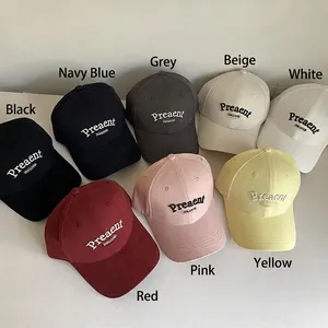 Sammlung von bestickten Baseballkappen in acht lebhaften Farben auf weißem Hintergrund