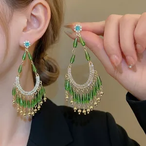 Boucles d'oreilles franges dorées avec perles gouttes vertes et pierres bleues rétro