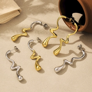 Boucles d'oreilles gouttes ondulées en acier inoxydable, finitions or, argent et bicolore