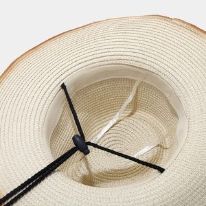 Détail de l'intérieur du chapeau de paille avec bandeau et cordelette réglable coupe-vent