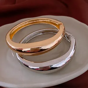 Bracelet Jonc Épais Minimaliste En Alliage Métallique Ouverture À Charnière Surface Polie Lisse Bijoux Pour Femmes