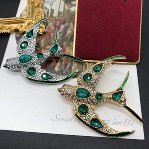 Broches hirondelles en or et argent avec pierres émeraude et cristaux brillants