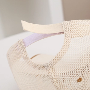 Détail de la casquette de baseball beige en mesh avec sangle réglable et couture fine