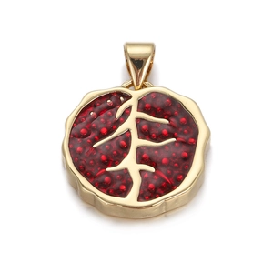 Détail macro d'un pendentif pépin de grenade avec texture rouge et branche dorée