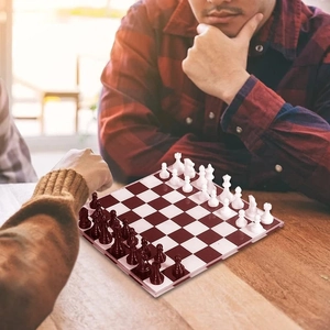 Vue détaillée d'un jeu d'échecs 3D en résine avec pièces rouges et blanches et plateau