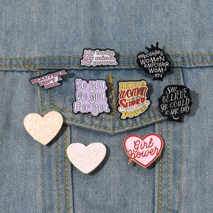 Badges en émail avec citations sur veste en jean montrant un style créatif