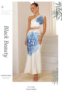 Détail de robe en satin blanc à fleurs bleues avec découpe à la taille et dentelle