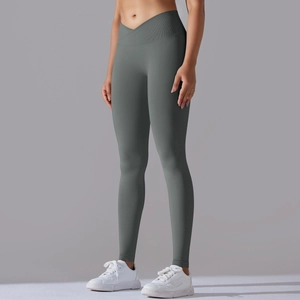Dettaglio della vita a V incrociata sui leggings da yoga senza cuciture grigio scuro