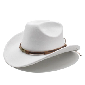 Dettaglio cappello cowboy in feltro bianco con fascia intrecciata marrone ed emblema vintage