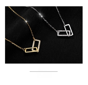 Dettaglio delle collane a doppio anello oro e argento con cristalli di zircone micro-pave