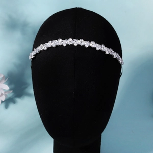 Vue détaillée d'un serre-tête de mariée argenté de luxe avec zircons sur un modèle