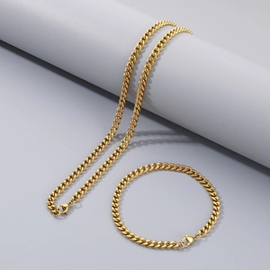 Vue détaillée de l'ensemble collier et bracelet à mailles gourmettes dorées avec fermoirs
