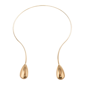 Collier ras du cou doré goutte d'eau poli avec une surface métallique lisse