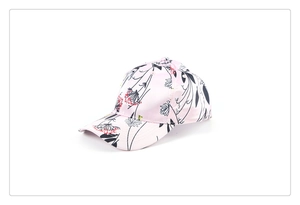 Dettaglio del cappellino da baseball rosa a fiori con visiera curva e design a sei pannelli