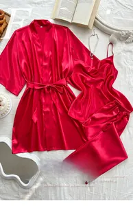 Détail d'un ensemble pyjama rouge en soie synthétique avec robe, caraco et pantalon