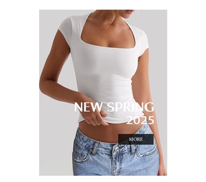 Détail du t-shirt de yoga blanc à col carré et coupe ajustée en tissu extensible doux