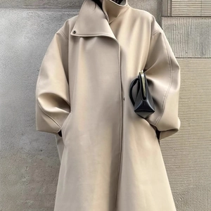 Manteau long minimaliste pour femme en similicuir beige avec col montant et coupe large