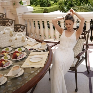 Détails de l'élégante robe longue blanche en maille sans manches et dos nu en plein air ensoleillé