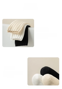 Détail des bords-côtes élastiques et de la pointe renforcée sur ces chaussettes en coton