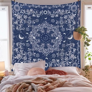Detail eines böhmischen Wandteppichs mit weißem Mandala auf dunkelblauem Stoffdekor