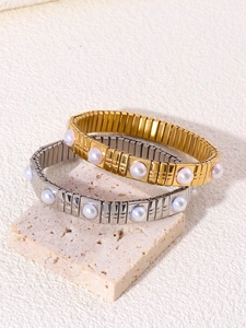 Dettagli di bracciali elastici in metallo oro e argento con perle d'acqua dolce rosa intarsiate
