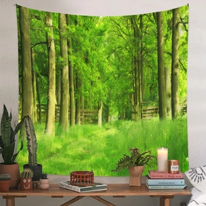 Dettaglio di un arazzo con sentiero forestale su una parete bianca con decoro minimalista