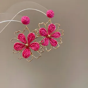 Handgefertigte Raffia-Blumenohrringe in Pink und Gold für den Sommerstrandurlaub
