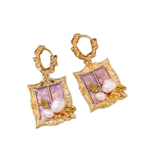 Boucles d'oreilles style cour française avec émail violet, perles et détails fleurs