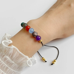 Verstellbares 8mm Natursteinperlen-Armband für Herren mit schwarzer Kordel und Goldakzenten