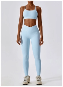 Détail de la texture côtelée sur l'ensemble de yoga bleu clair taille haute et brassière