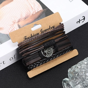 Vue détaillée du bracelet multicouche en cuir avec breloque arbre de vie sur carte