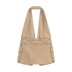 Sexy top kaki allacciato al collo con tasche cargo e cintura coordinata su bianco