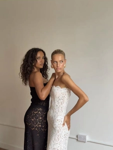 Detail van elegante zwart-witte kanten strapless jurken met verfijnd bloemenpatroon