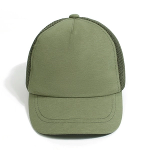 Detail der armeegrünen Trucker-Mütze mit atmungsaktivem Mesh-Rücken und Baumwollfront