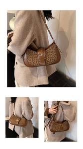 Détail du sac léopard avec garniture en cuir marron et fermeture à boucle rétro vintage