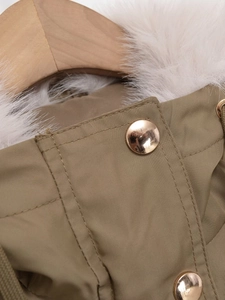 Dettaglio del colletto del parka kaki con bordo in ecopelliccia e bottone metallico