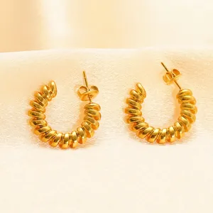 Boucles d'oreilles créoles C en acier titane plaqué or 18 carats avec texture spirale