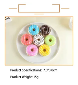 Set de donuts falsos de espuma de PU en 7 colores sobre plato blanco decorativo