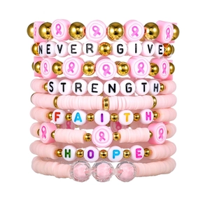 Detail der Brustkrebs-Armbänder in Rosa mit Hoffnung und Stärke Buchstabenperlen
