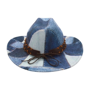Detail eines Western-Patchwork-Denimhutes mit geflochtenem braunem Lederdekorband