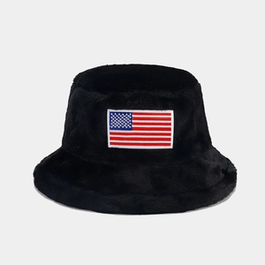 Détail de la texture en fausse fourrure et écusson du drapeau USA sur un chapeau bob