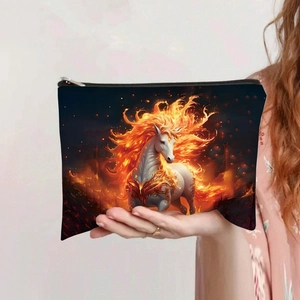 Detail van canvas make-uptas met fantasie vlammenpaard print in hand model