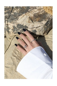 Close-up of S925 sterling silver liquid texture and chain link open rings for women