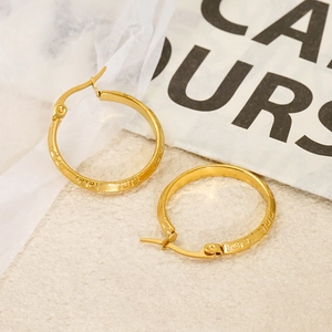 Boucles d'oreilles créoles minimalistes en titane plaqué or 18K avec motif grec gravé
