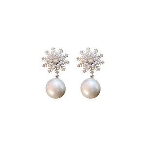 Boucles d'oreilles perles flocon de neige vintage français avec zircons sur fond blanc
